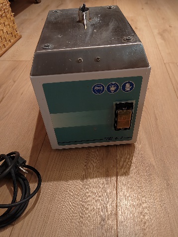 Une image contenant sol, boîte, intérieur, Électroménager

Le contenu généré par l’IA peut être incorrect.
